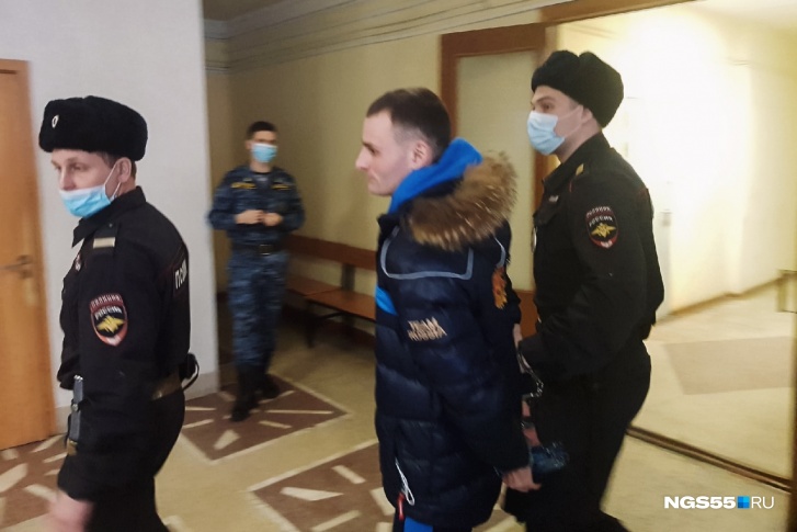 Алексея Даниленко уводят из зала суда после оглашения приговора. Фото © ngs55.ru / Вячеслав Кумпан