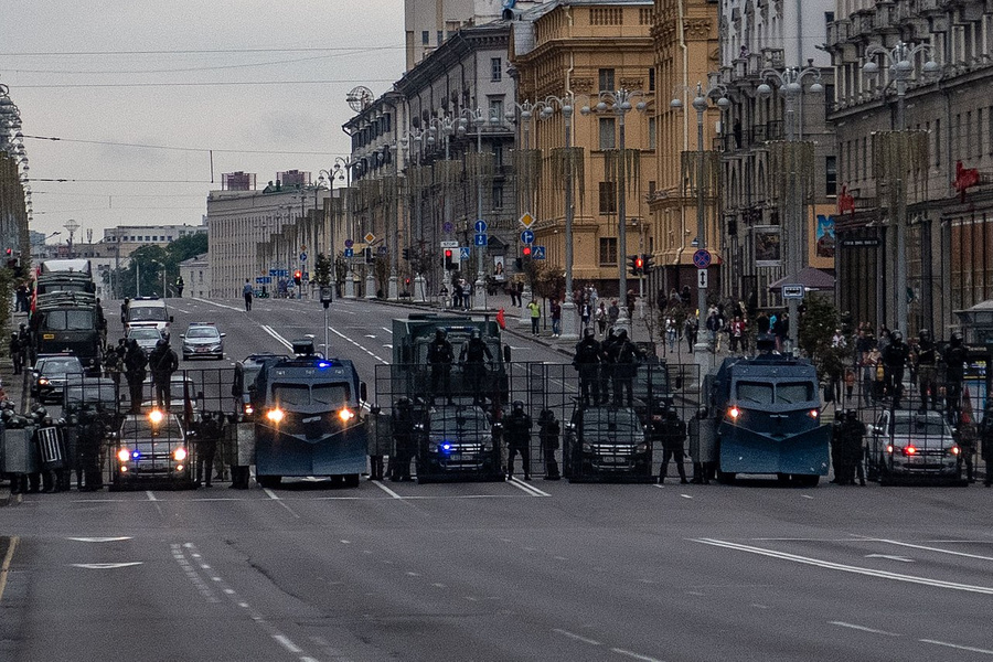 Силовики перекрывают проезжую часть проспекта Независимости в Минске 6 сентября 2020 года. Фото © Wikipedia