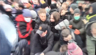 Житель Москвы после задержания извинился за нападение на полицейского на незаконной акции