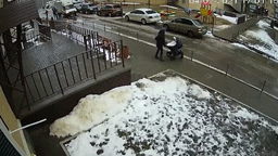 Появилось видео, как в Воронеже мужчина упал с высоты на младенца