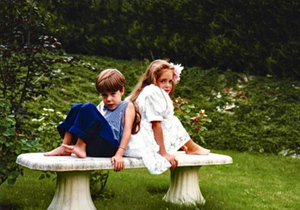 Брат с сестрой воссоздали фото 20-летней давности, доказав, что были моделями ещё в детстве
