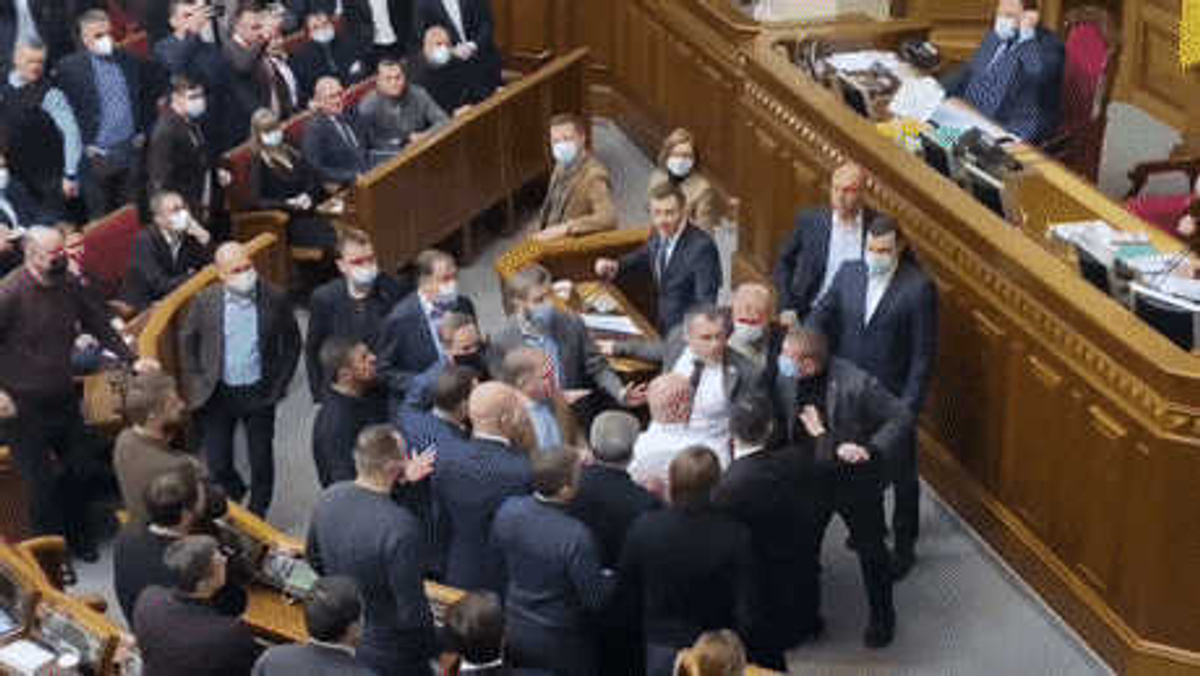 Большинство в раде. Верховная рада Украины драка. Драка в Раде Украина. Драка в Верховной Раде. Драка депутатов.