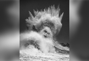 Фотограф заснял сильный шторм, но пользователи не поверили своим глазам — в волнах прятался Посейдон