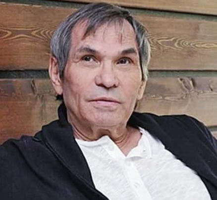<p>Да он всячески льёт на неё грязь, хотя она одна из самых светлых людей, которых я встречал в своей жизни. Ну, одним словом мразь!</p>
