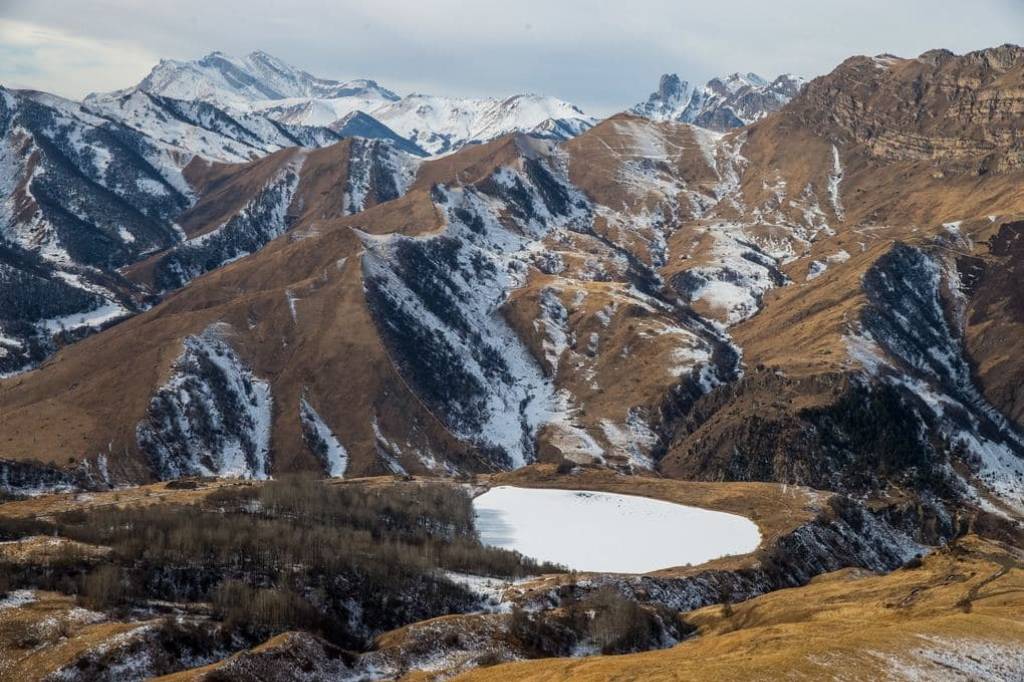 В горах Чечни на сутки пропала группа из 14 человек