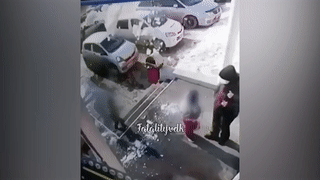 На ребёнка в Находке свалился огромный ком снега с крыши — видео