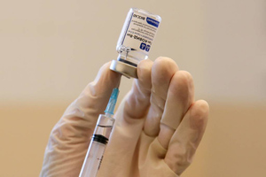 В Иране началась вакцинация российским препаратом от ковида "Спутник V"