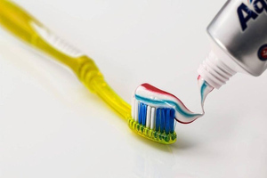 Стоматолог объяснил, почему можно не чистить зубы по утрам