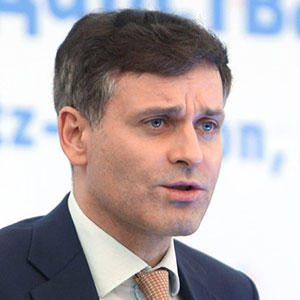 <p><em style="font-style: italic;">Их беспокойство понятно, тем более что в западных СМИ прошла информация о том, что на борту одного из спутников мог находиться ядерный реактор. Представляете, что может случиться, если часть обломков упадёт, например, в озеро Байкал! Поэтому, чтобы предотвратить возможную опасность, экологи попросили нас официально обратиться в соответствующие ведомства, чтобы совместно с компетентными органами взять под контроль расчёты падения обломков спутников на планету Земля</em></p>