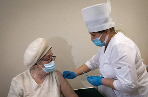 Минздрав добавил пожилых россиян в приоритетную группу вакцинации от коронавируса