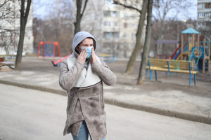 Дерматолог Скорогудаева назвала главную ошибку ношения защитной маски на морозе