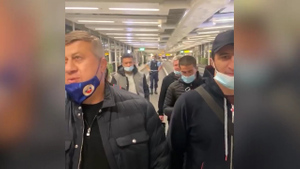 "Под конвоем полиции": Российскую сборную по вольной борьбе сняли с рейса в Нидерландах