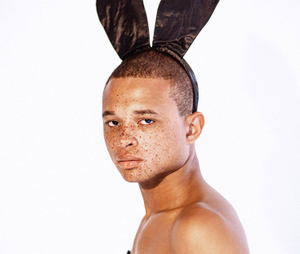 Хью Хефнер перевернулся в гробу: Playboy использовал в рекламе чернокожего парня, одетого в знаменитый костюм зайчика