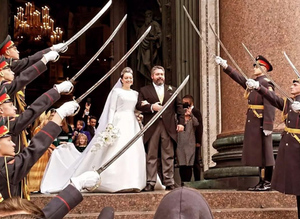 Гостей венчания наследника Романовых уличили в нарушении масочного режима