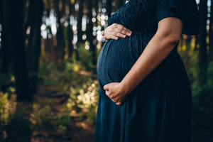 Привившаяся во время беременности гинеколог объяснила связанные с вакцинацией страхи будущих мам