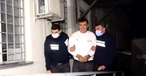 В наручниках и с улыбкой: Появились первые кадры с задержанным в Грузии Саакашвили