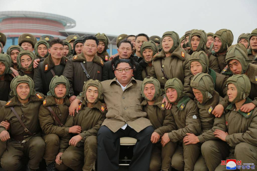 Лидер КНДР Ким Чен Ын (в центре) с военнослужащими одного из подразделений десантников во время учений. Фото © ТАСС / EPA / KCNA