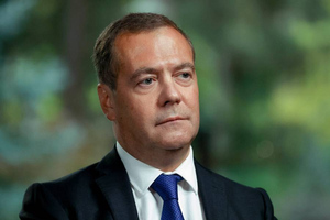 "Слабые люди": Медведев обвинил руководство Украины в стремлении "набить карманы"