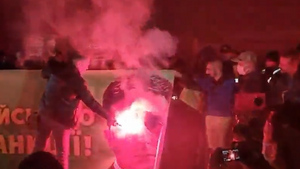 Протестующие украинцы прожгли "глаза" Зеленского фаерами