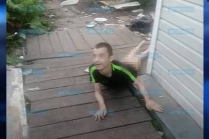 В Барнауле соседи обнаружили на улице раздетого подростка с ДЦП