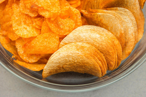 Роспотребнадзор запретил ввоз из Китая чипсов, печенья и лапши с ГМО