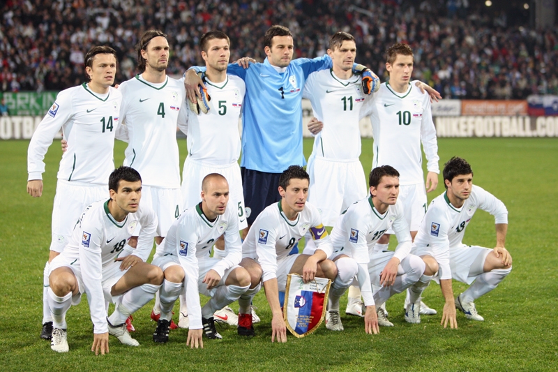 Сборная Словении по футболу перед матчем против России в 2009 году. Фото © РФС