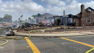 "Как зона боевых действий": Самолёт рухнул на жилой дом в Калифорнии