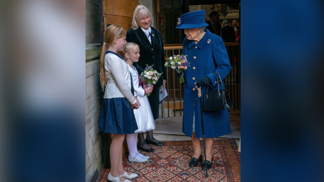 Королева Елизавета II впервые предстала на публике с тростью