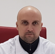<p>В современном мире такие рекомендации соблюсти достаточно сложно при нынешней интенсивности жизни, продолжительности сна, особенно в больших мегаполисах, и уровне стресса. Это просто практически нереализуемые мероприятия. А всё остальное, что мы начинаем сверху навешивать, — это от безысходности, потому что мы не можем выполнить первые пункты: держать организм в порядке, без стрессов и так далее. И начинаем всякую ерунду придумывать, прошу прощения: полоскать горло, нос, пить какие-нибудь иммуностимуляторы, модуляторы, покрутиться три часа по часовой стрелке в полнолуние и тому подобное</p>