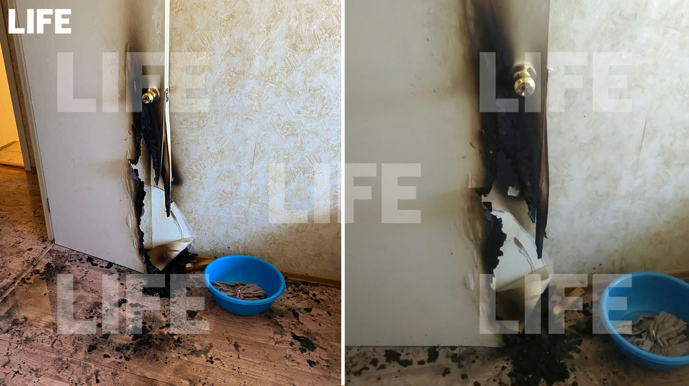 Подожжённая дверь в комнате, в которой играли выпавшие из окна девочки в Сызрани. Фото © LIFE