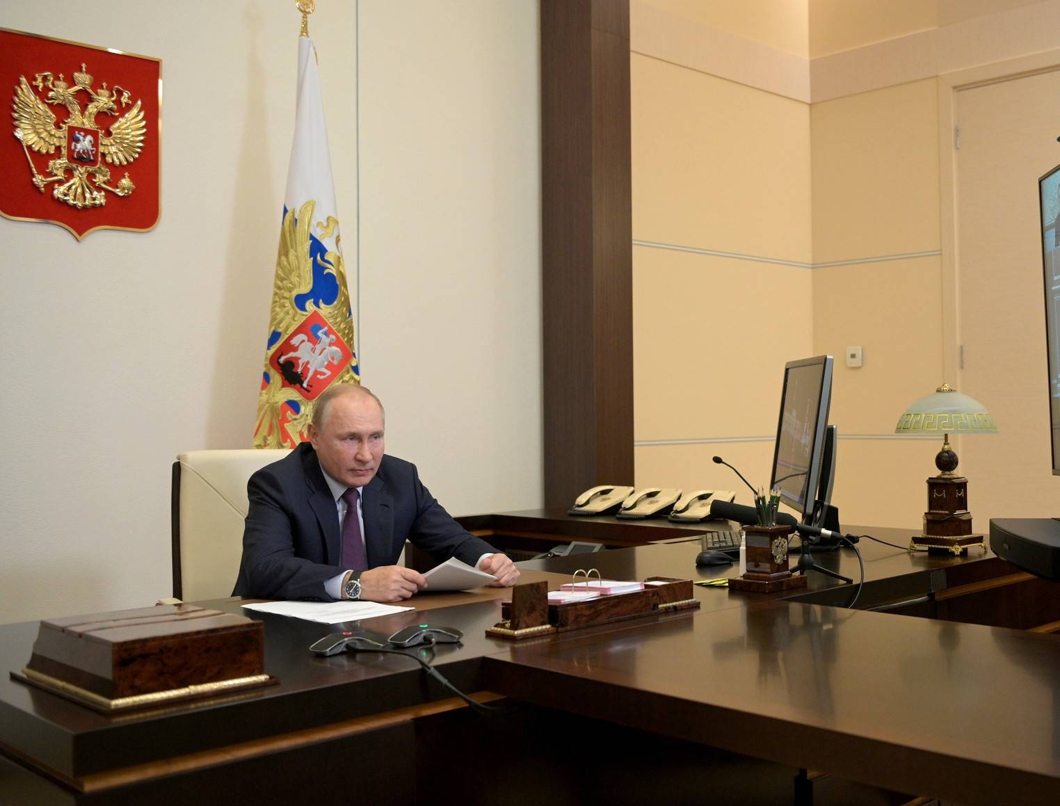 Песков подтвердил планы Путина провести серию военных совещаний осенью