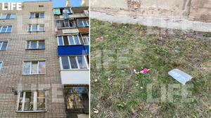 Дом в Сызрани, из окна которого выпали малолетние девочки / Место падения детей, их игрушки. Фото © LIFE