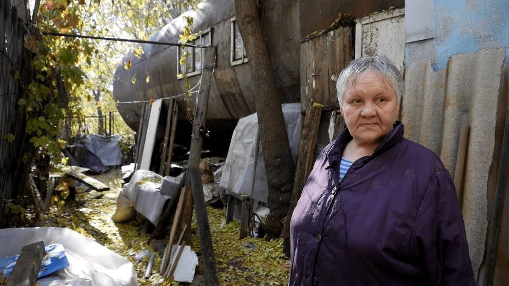 Омская пенсионерка отказалась переезжать из бочки, в которой живёт 35 лет