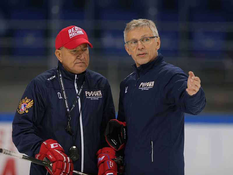 Хоккей новый тренер. Тренер молодежной сборной Ларионов.