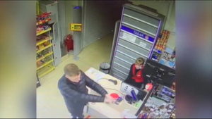 Зато маску надел: Житель Приморья ограбил магазин при помощи зажигалки