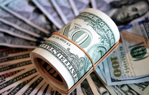 Доллар упал ниже 71 рубля впервые с июля 2020 года