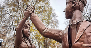 "Скульптура уродцев": У загса в Нижегородской области установили пугающий памятник молодожёнам
