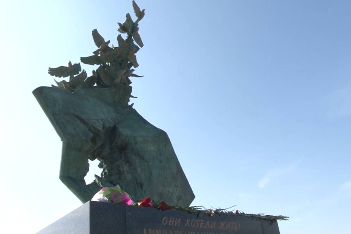 "Они хотели жить!": В Керчи открыли монумент в память о жертвах трагедии в колледже