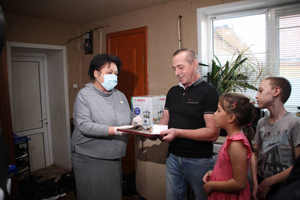 Депутаты поздравили с Днём отца жителя Мордовии, который один воспитывает восьмерых детей
