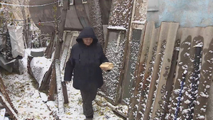 Живущая 35 лет в бочке омская пенсионерка согласилась переехать
