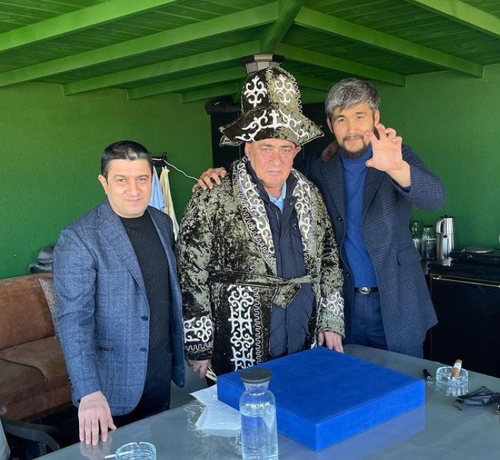 Слева направо: Намик Салифов,   Алааттин Чакыджи в казахской одежде и Арман Дикий.  Фото © Instagram / arman_dikiy 