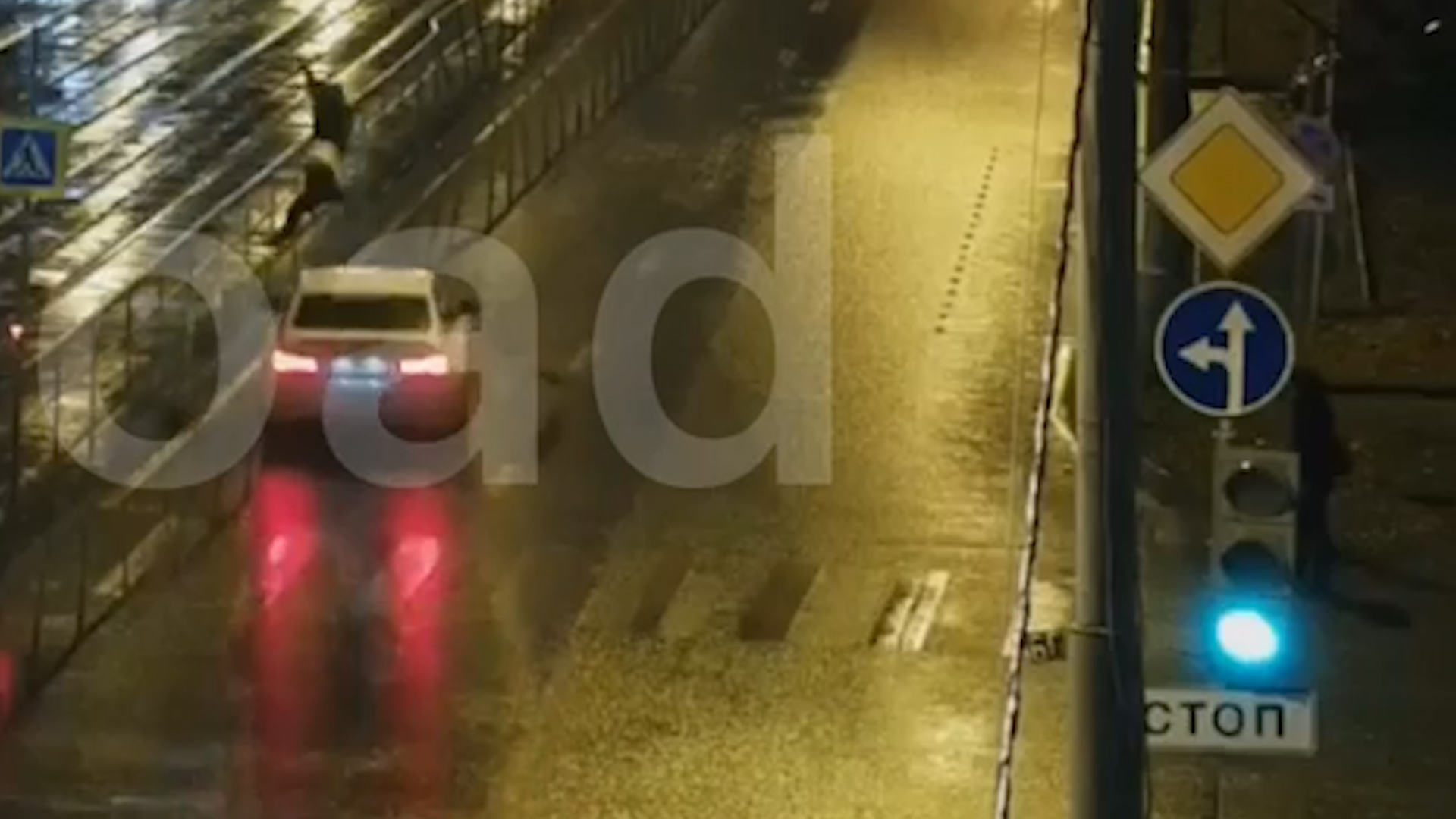 В Москве камера сняла, как легковушка отбросила пешехода на трамвайные пути