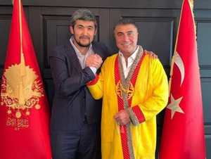 Арман Дикий и Седат Пекер в одежде султана.  Фото © Instagram /  sedatpeker 