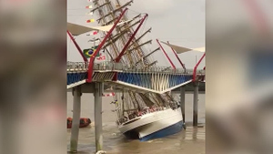 Немного не рассчитали: Огромный военный парусник протаранил мост в Эквадоре