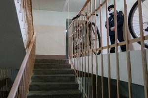 Пропавших в Красноярском крае девочек нашли спящими в подъезде