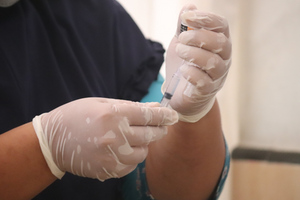 Обязательную вакцинацию работников отдельных отраслей ввели в Крыму