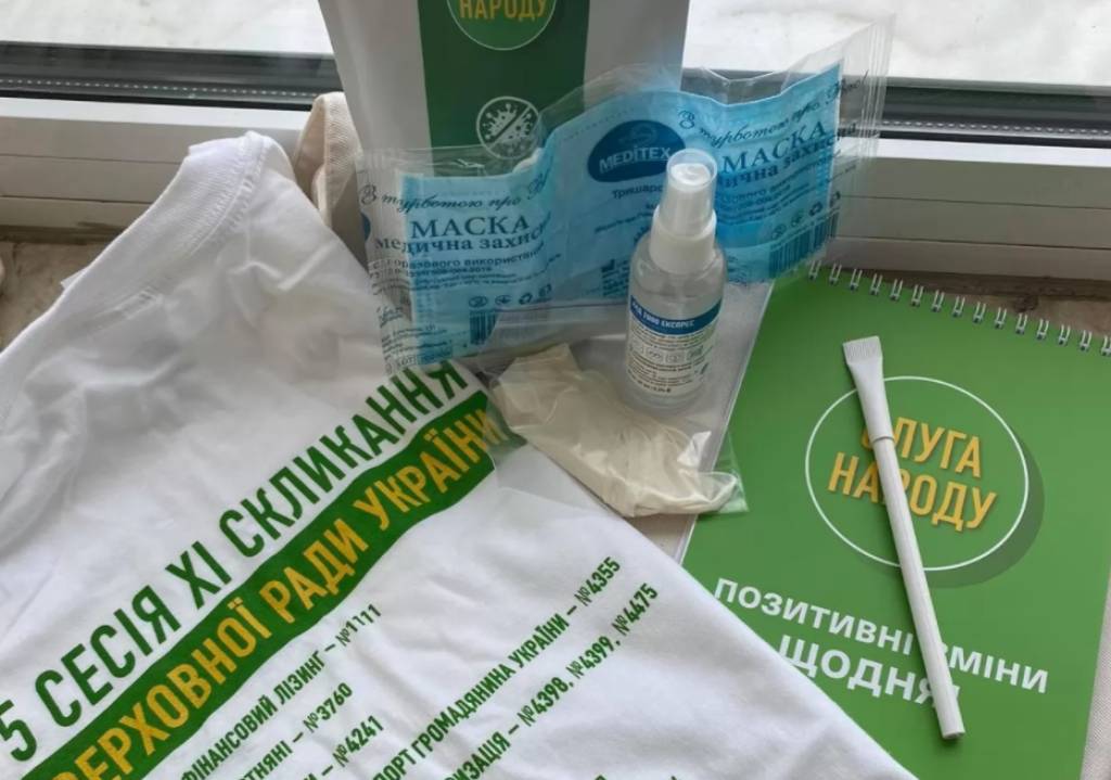 Партия Зеленского подарила журналистам футболки с опечатками
