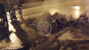 Всё, что осталось, — куча металлолома: Спортивный Audi разлетелся на куски и вспыхнул после удара о столб в Москве