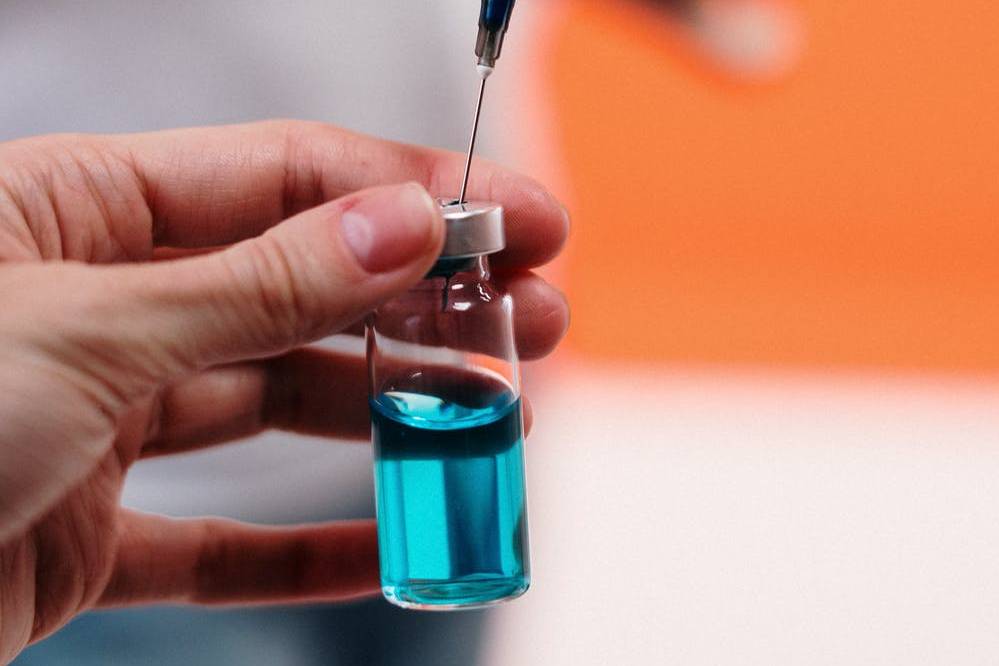 Зеленскому пообещали выпустить первую украинскую вакцину от ковида в 2022 году