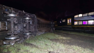 Австралиец намеренно бросил машину на путях и пустил поезд под откос